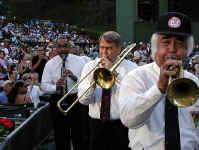 phjb_crowd.jpg (72527 bytes)