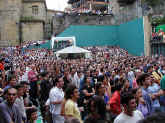 crowd-long.jpg (102946 bytes)